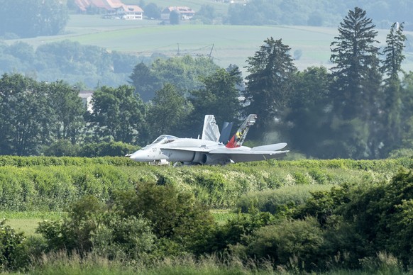 Ein Kampfflugzeugen des.Typs F/A-18 landet auf der Autobahn A1 bei Payerne bei der Armeeuebeung Alpha Uno, am Mittwoch, 5. Juni 2024, auf dem Autobahnabschnitt A1 in Payerne. Seit den 70er Jahren sper ...