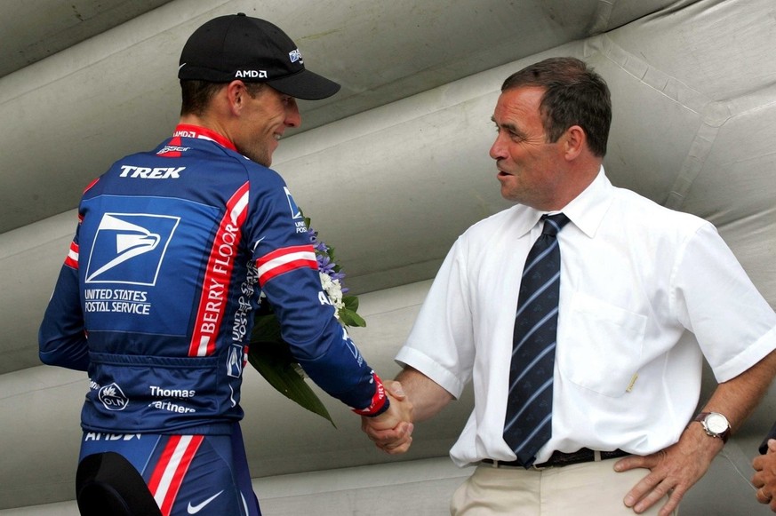 En 2004, Bernard Hinault serre la main de Lance Armstrong sur le podium protocolaire, une période que le &quot;Blaireau&quot; n&#039;appréciait pas spécialement.