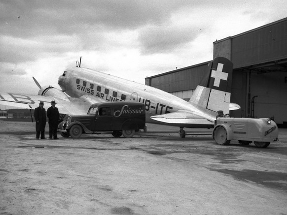 Un tracteur électrique pour les manoeuvres sur l'aéroport de Zurich (à dr.).