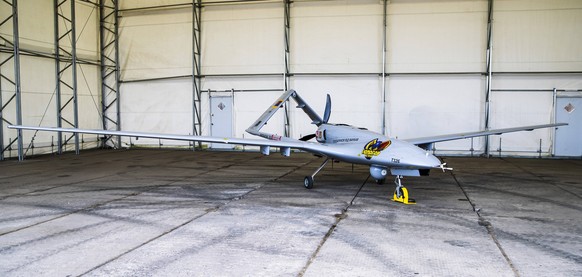 2022-07-06, Siauliai, Lithuania. Crowdfunded Turkey made drone Bayraktar is displayed for public in Siauliai Air force base on Wednesday 6 of July 2022 before delivering it to Ukraine. Siauliai Lithua ...