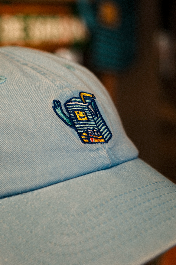 Pour la rentrée, Migros dévoile des t-shirts brodés d’un petit berlingot de thé froid tout mignon, un maillot de sport au look audacieux, des casquettes aux motifs fleuris, des chaussettes, ainsi que  ...