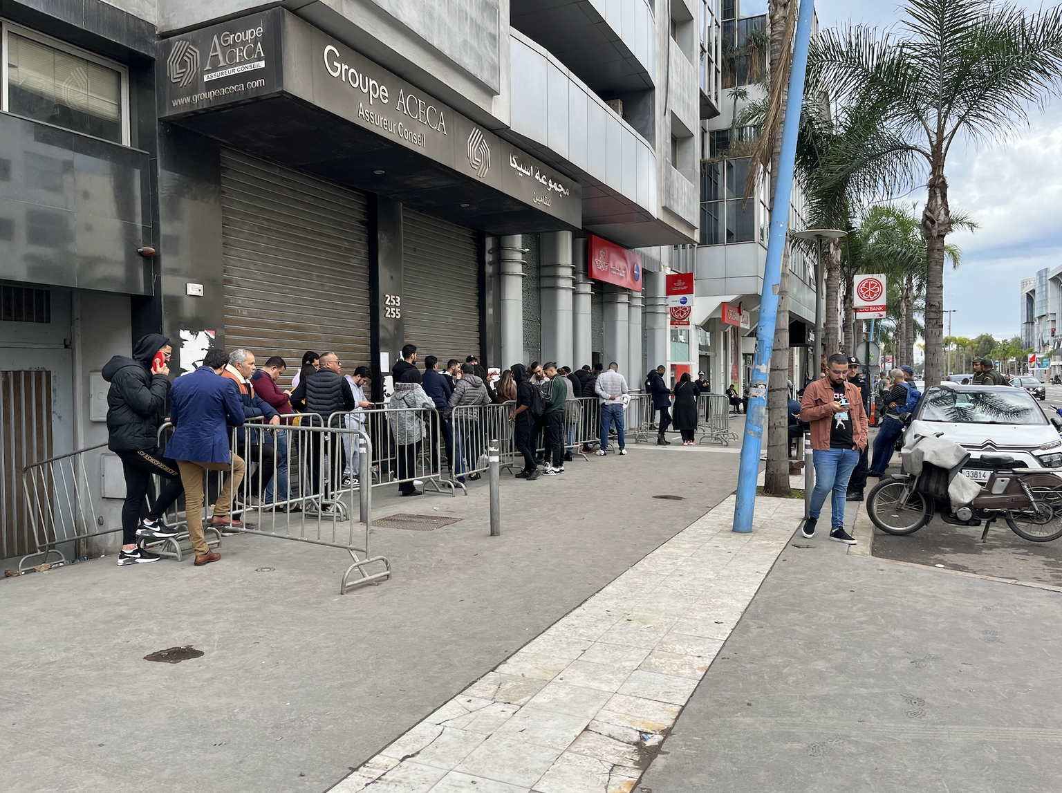 La file devant l'agence de Royal Air Maroc à Casablanca, ce mardi à 14h00.