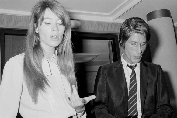 Françoise Hardy et Jacques Dutronc lors du Midem à Cannes en février 1967, France. (Photo by REPORTERS ASSOCIES/Gamma-Rapho via Getty Images)