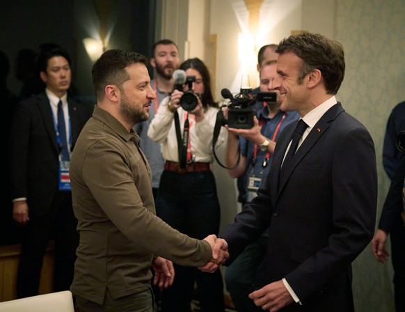 epa10640683 A handout photo made available by the Ukrainian Presidential Press Service shows Ukraine&#039;s President Volodymyr Zelensky (L) with France&#039;s President Emmanuel Macron (R) during a m ...