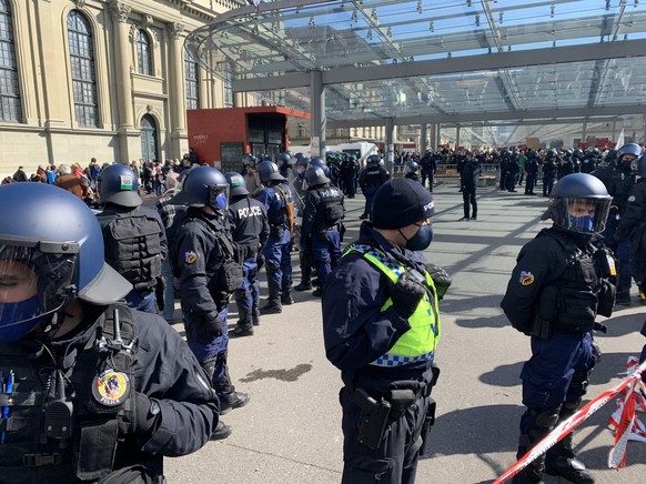Les policiers ont encerclé les manifestants devant la Gare de Berne