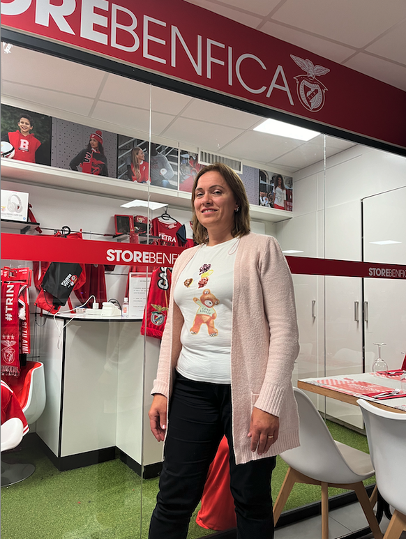 Eva Alves, ici à la Casa Benfica de Genève, prend du plaisir dans son rôle de mascotte.