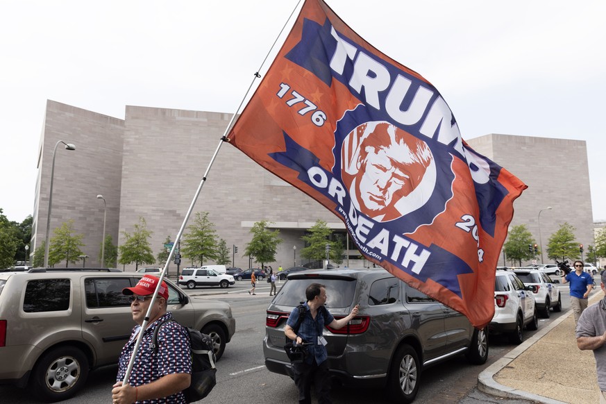 epaselect epa10783188 A supporter of former US President Donald J. Trump carries a flag that reading &#039;Trump or Death&#039; outside of the E. Barrett Prettyman United States Courthouse, where Judg ...