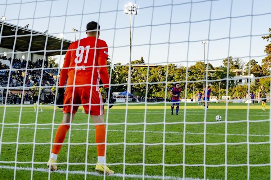 Le milieu balois Xherdan Shaqiri en action sur le penalty face au gardien nyonnais Melvin Mastil lors du 16eme de finale de la Coupe de Suisse de football entre FC Stade Nyonnais et le FC Basel 1893 l ...