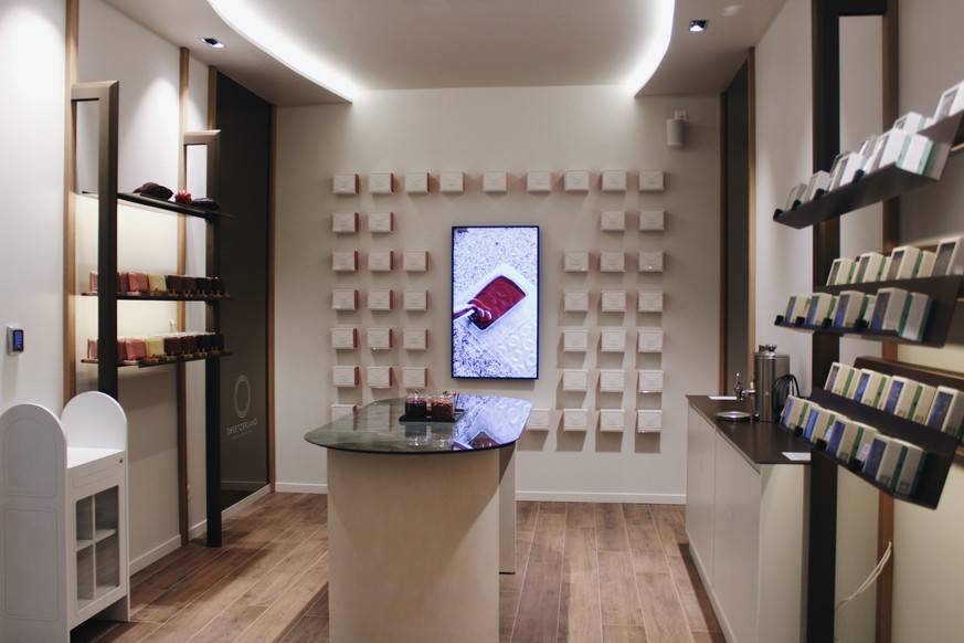 La nouvelle boutique de Sweetzerland, Rue de La Croix-d'Or à Genève, et sa maître chocolatière Elena Esposto.