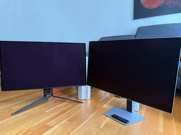 Le ROG PG32UCDM à côté du Samsung OLED G8
