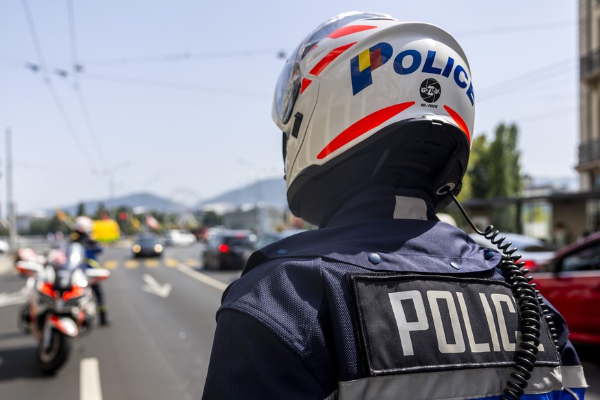 Des gendarmes de la police genevoise mettent en place un dispositif de controle des macarons Stick&#039;Air pour les vehicules entrant dans la zone ou le trafic motorise est limite aux seuls vehicules ...