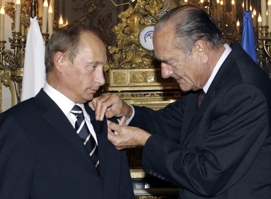 L'ancien président français Jacques Chirac, à droite, lors de la remise de la rosette de la Légion d'honneur à Vladimir Poutine, en 2006.