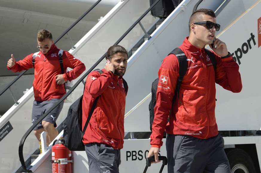 Xherdan Shaqiri, Ricardo Rodriguez und Granit Xhaka, von links, verlassen das Flugzeug, nach der Ankunft der Nati auf dem Flughafen Zuerich Kloten, am Donnerstag, 3. Juli 2014. Nach der 1-0 Niederlage ...