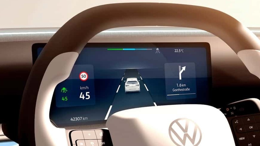 Les amateurs de modernité privilégieront plutôt ce design. La carte de navigation peut elle aussi s’afficher en plein écran derrière le volant.