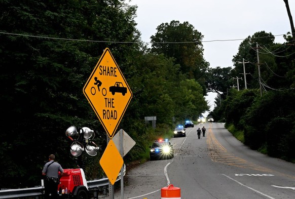 KENNETT SQUARE, PENNSYLVANIA - SEPTEMBER 9: Police with rifles monitor a wooded perimeter on day 10 of a manhunt for convicted murderer Danelo Cavalcante on September 9, 2023 in Kennett Square, Pennsy ...
