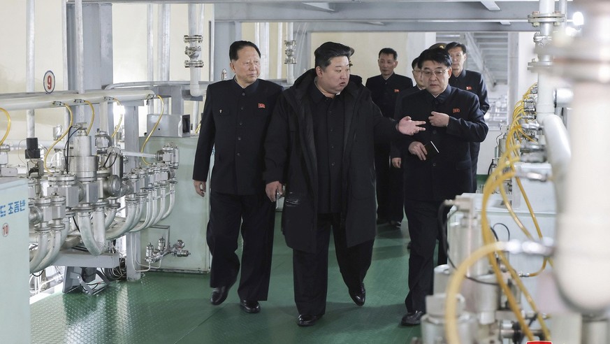 Visite de Kim Jong-un sur site de production nucléaire.