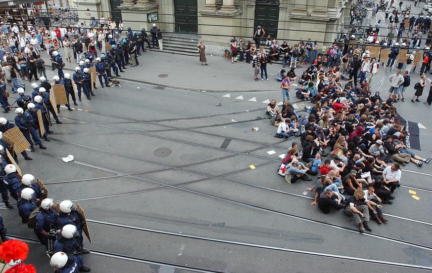 Rund hundert Aktivisten werden von der Polizei eingekesselt, bei einer unbewilligten Anti-Repressions-Demonstration, am Donnerstagabend, 5. Juni 2003, vor der Heiliggeistkirche in Bern. Trotz eines De ...