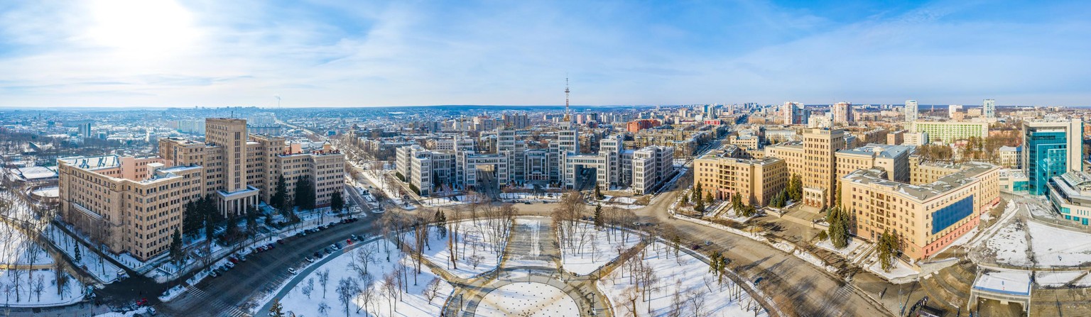 Breites Luftbild des Svobody Platzes mit Universität und Derzhprom im Winter in Charkiw
Wide aerial panorama of Svobody square with Karazin Kharkiv National University and Derzhprom building at winter ...