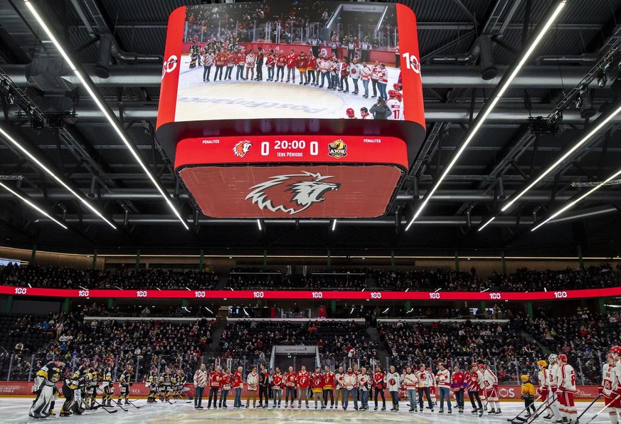 Anciennes gloires du LHC et joueurs actuels entrent sur la glace, lors du match du centenaire du Lausanne Hockey Club a l&#039;occasion du championnat suisse de hockey sur glace de National League LNA ...