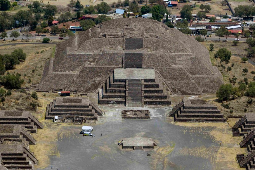 Cette vue aérienne montre des experts médico-légaux et des agents du parquet à l'œuvre sur le site archéologique de Teotihuacan.