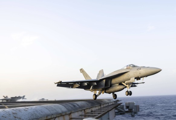 Un F/A-18E Super Hornet de l’escadron 136 des Knighthawks se prépare au décollage depuis le pont du porte-avions USS Harry S. Truman, le 1ᵉʳ avril 2025 en mer Rouge,
