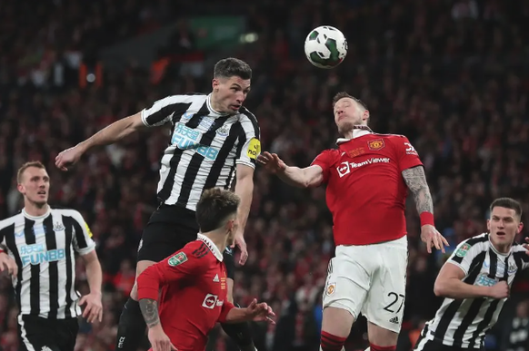 Fabian Schär (au duel à gauche) et Newcastle joueront la Ligue des champions cette saison.