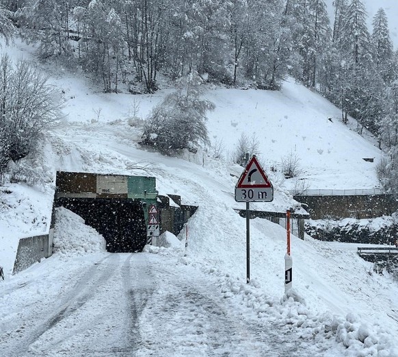 Ce dimanche, une avalanche a débordé d’une galerie à Eisten, au lieu-dit Zenschmieden. La coulée s’est abattue sur la route au niveau des deux entrées du tunnel.