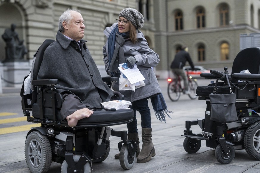 Jasmin Rechsteiner, Miss Handicap 2010, rechts, und Nationalrat Christian Lohr, Mitte-TG, machen auf den Internationalen Tag der Menschen mit Behinderung am 3. Dezember aufmerksam, am Rand der Winters ...