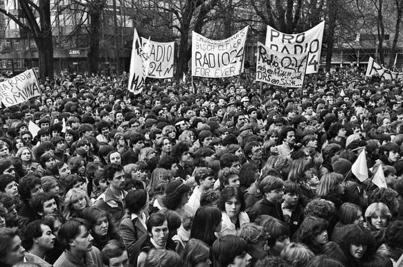 Rund 3000 Personen demonstrieren am 26. Januar 1980 auf dem Buerkliplatz in Zuerich gegen die Stilllegung der Sendeanlagen von Radio 24 in Italien. (KEYSTONE/Str) === ===