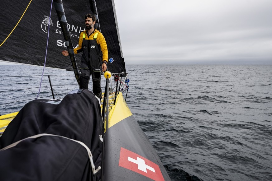 Le navigateur suisse Alan Roura navigue sur son IMOCA Hublot lors d&#039;un entrainement pour le prochain Vendee Globe le lundi 14 octobre 2024 au large de Lorient en France. Le Vendee Globe est un to ...