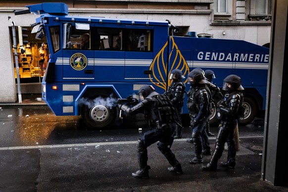 Un canon à eau de la police vaudoise, déployé à Lausanne le 18 septembre 2025.