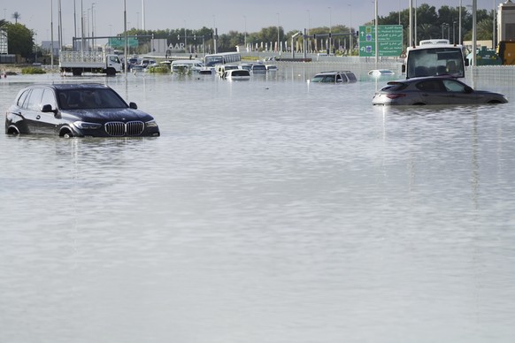 Des véhicules abandonnés dans l&#039;eau, Dubaï. Inondation à Dubaï: des pluies diluviennes inondent les routes