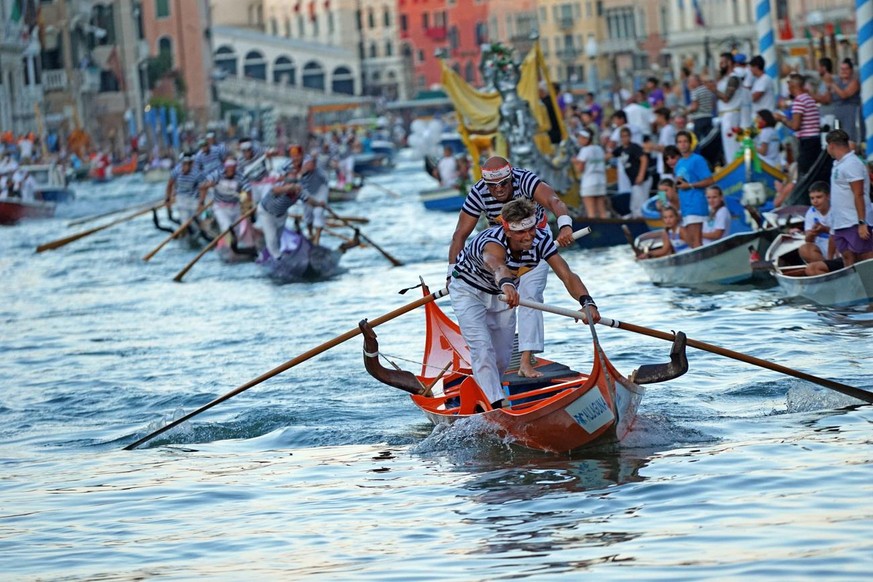 epa09450013 The winning crew of the Regatta of Champions on Gondolini, Rudi and Matia Vignotto, victoriously crosses the finish line, during the traditional 'Regata Storica' (Historical Rega ...