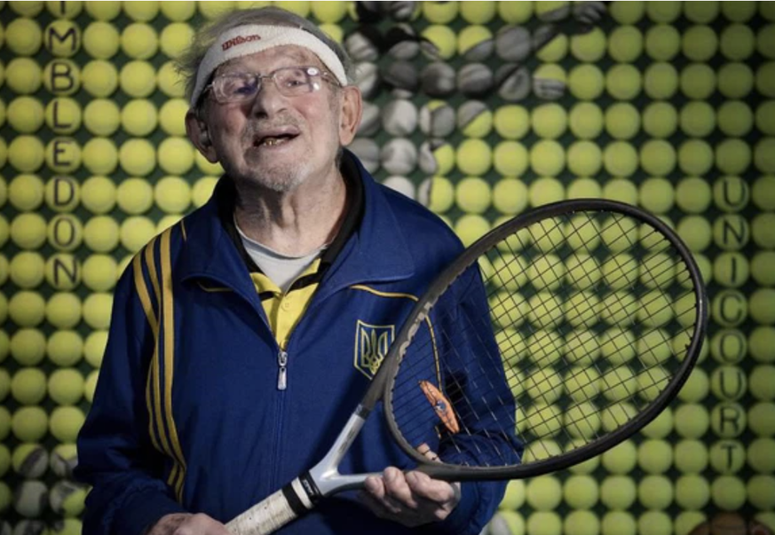 Le joueur de tennis officiellement le plus vieux du monde a dû fuir Kharkiv à 98 ans.