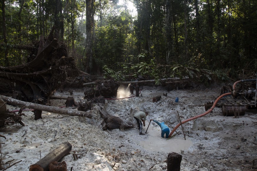 Des hommes cherchent de l'or dans une mine d'or illégale dans la jungle amazonienne, dans la région d'Itaituba, dans l'Etat de Para, au Brésil.