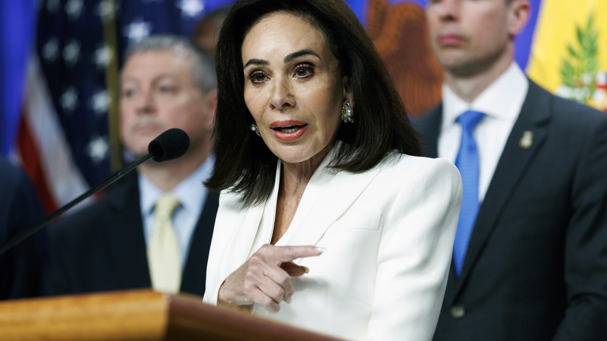 Le président américain critique la décision de Jeanine Pirro d’abandonner les poursuites contre un ancien athlète accusé de