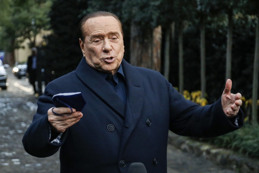 epa09655095 Forza Italia leader Silvio Berlusconi speaks to journalists at the end of the center-right summit at Villa Grande, Rome, Italy, 23 December 2021. EPA/FABIO FRUSTACI