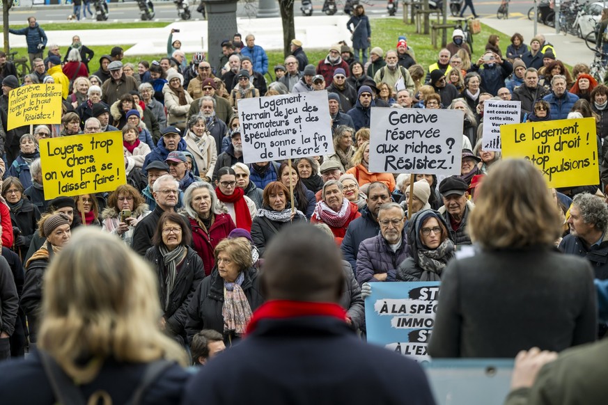 KEYPIX - Des personnes manifestent contre la speculation immobiliere et les expulsions, a l'appel de collectifs d'habitants et de l'Asloca, ils ont crie leur colere contre les expulsion ...