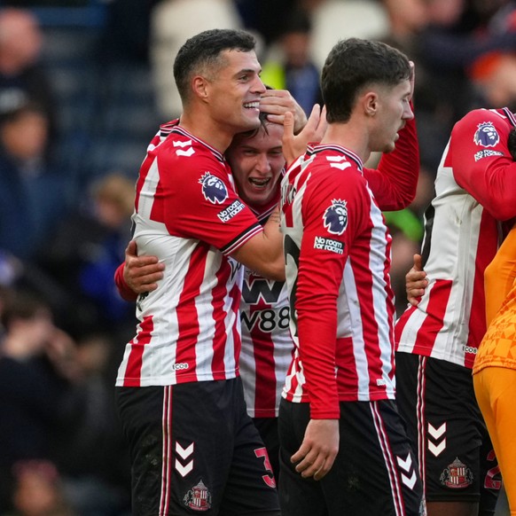 Granit Xhaka (à gauche) a été décisif lundi avec Sunderland.