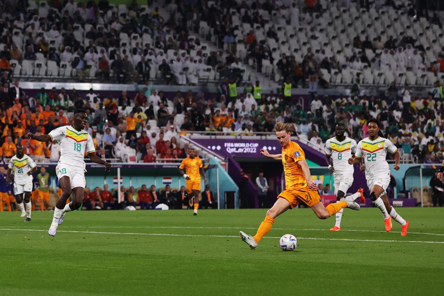 epa10318474 Frenkie de Jong of the Netherlands in action during the FIFA World Cup 2022 group A soccer match between Senegal and the Netherlands at Al Thumama Stadium in Doha, Qatar, 21 November 2022. ...