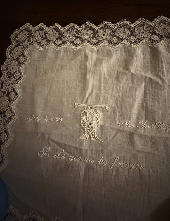 Le couple avait également offert aux invités des mouchoirs brodés pour les moments d'émotion durant la soirée.