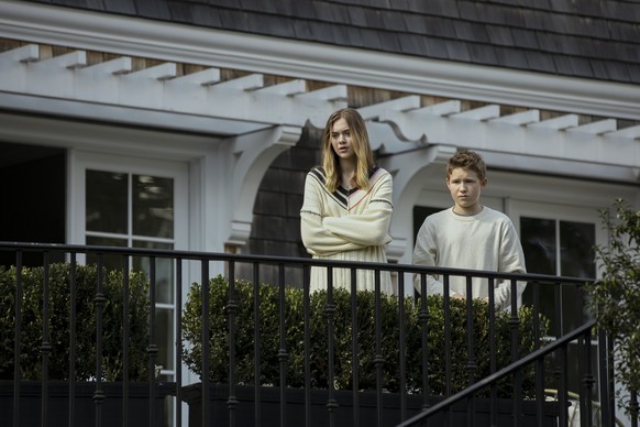 The Watcher. (L to R) Isabel Marie Gravitt as Ellie Brannock, Luke David Blumm as Carter Brannock in episode 101 of The Watcher. Cr. Eric Liebowitz/Netflix © 2022