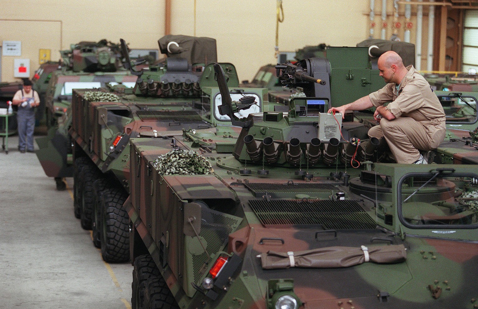 Arbeiten am Radschuetzenpanzer Piranha in der Mowag Motorwagenfabrik AG in Kreuzlingen, aufgenommen im Mai 1999. (KEYSTONE/Martin Ruetschi) : FILM]