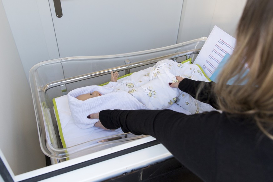 Une personne depose une poupee bebe dans la boite a bebe de l'hopital de Sion (Valais), lundi 1er fevrier 2016. L'hopital du Valaisaujourd'hui a installe une boite a bebe; cest la huiti ...