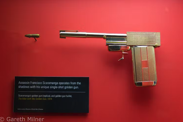 Le pistolet d’or de Francisco Scaramanga. La balle, en or elle aussi, est gravée «007».