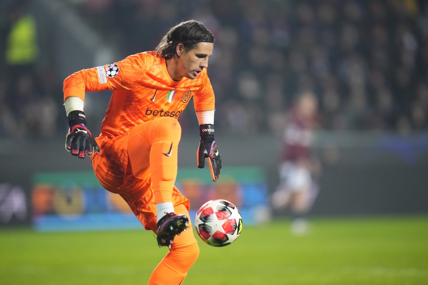 Inter Milan&#039;s goalkeeper Yann Sommer controls the ball during the Champions League opening phase soccer match between Sparta Prague and Inter Milan at the Letna Stadium in Prague, Czech Republic, ...