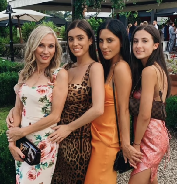 De gauche à droite, la mère Alexandra, Bianca, et ses deux sœurs Alyssia et Angelina.