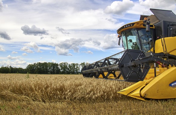 epa10080340 A harvest combine collects wheat at a field about 25 kilometers from the front line in the Chuhuiv region of Kharkiv area, Ukraine, 19 July 2022 amid the Russian invasion. Ukraine faces lo ...