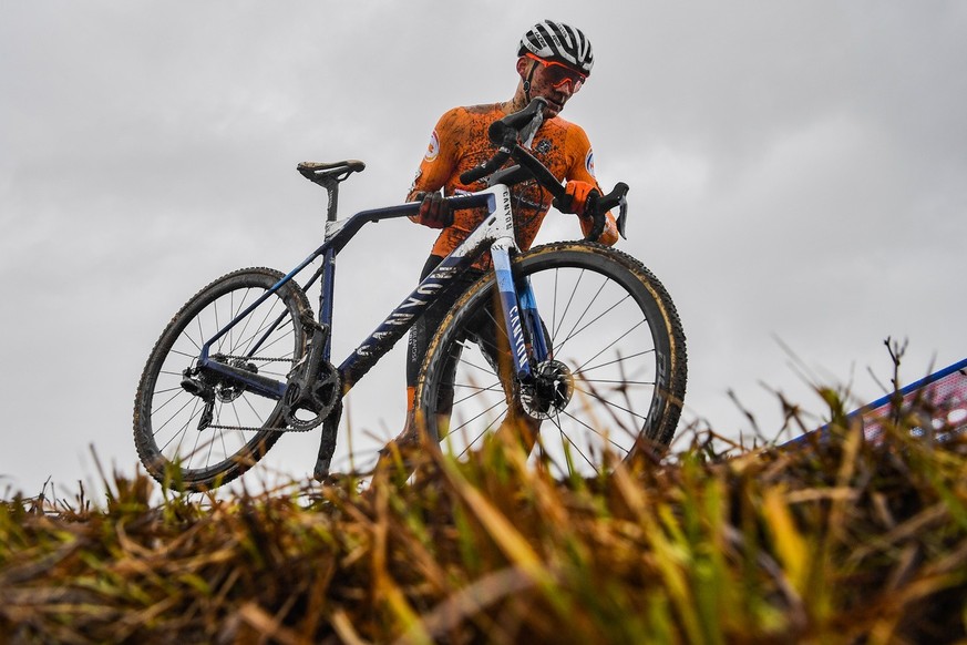Mathieu van der Poel of the Netherlands on his way to win gold during the men&#039;s elite Cyclocross World-Championships, on Sunday, February 2, 2020, in Duebendorf, Switzerland. (KEYSTONE/Gian Ehren ...