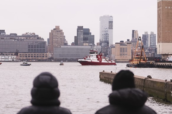 epa12023944 Emergency responders on the scene of a helicopter that crashed into the Hudson River in Jersey City, New Jersey, USA, 10 April 2025. Early unconfirmed reports are that as many as six peopl ...